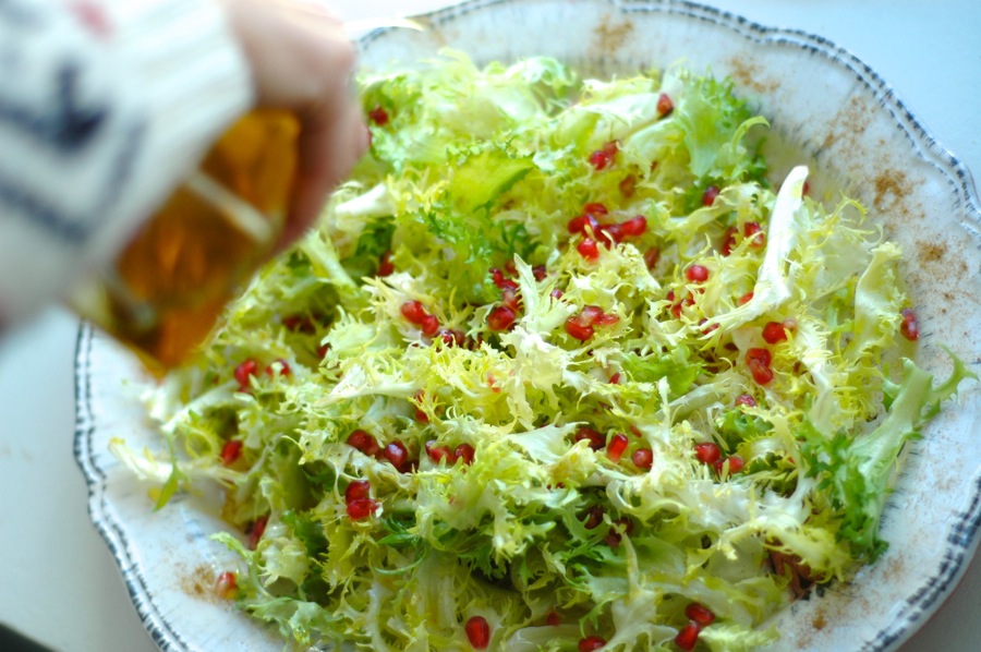 ESCAROLE SALAD WITH POMEGRANATE AND CUMIN. www.marrojo.sidechain.es ESCAROLE SALAD WITH POMEGRANATE AND CUMIN. www.marrojo.sidechain.es