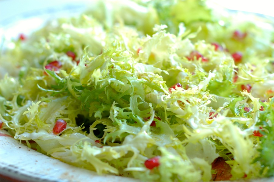 Ensalada de escarola, granada y cominos. www.marrojo.sidechain.es Ensalada de escarola, granada y cominos. www.marrojo.sidechain.es