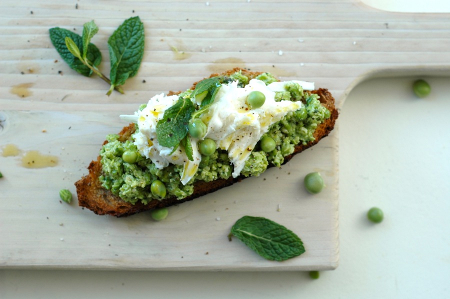 Tostada con habitas, guisantes frescos y mozzarella. www.marrojo.sidechain.es