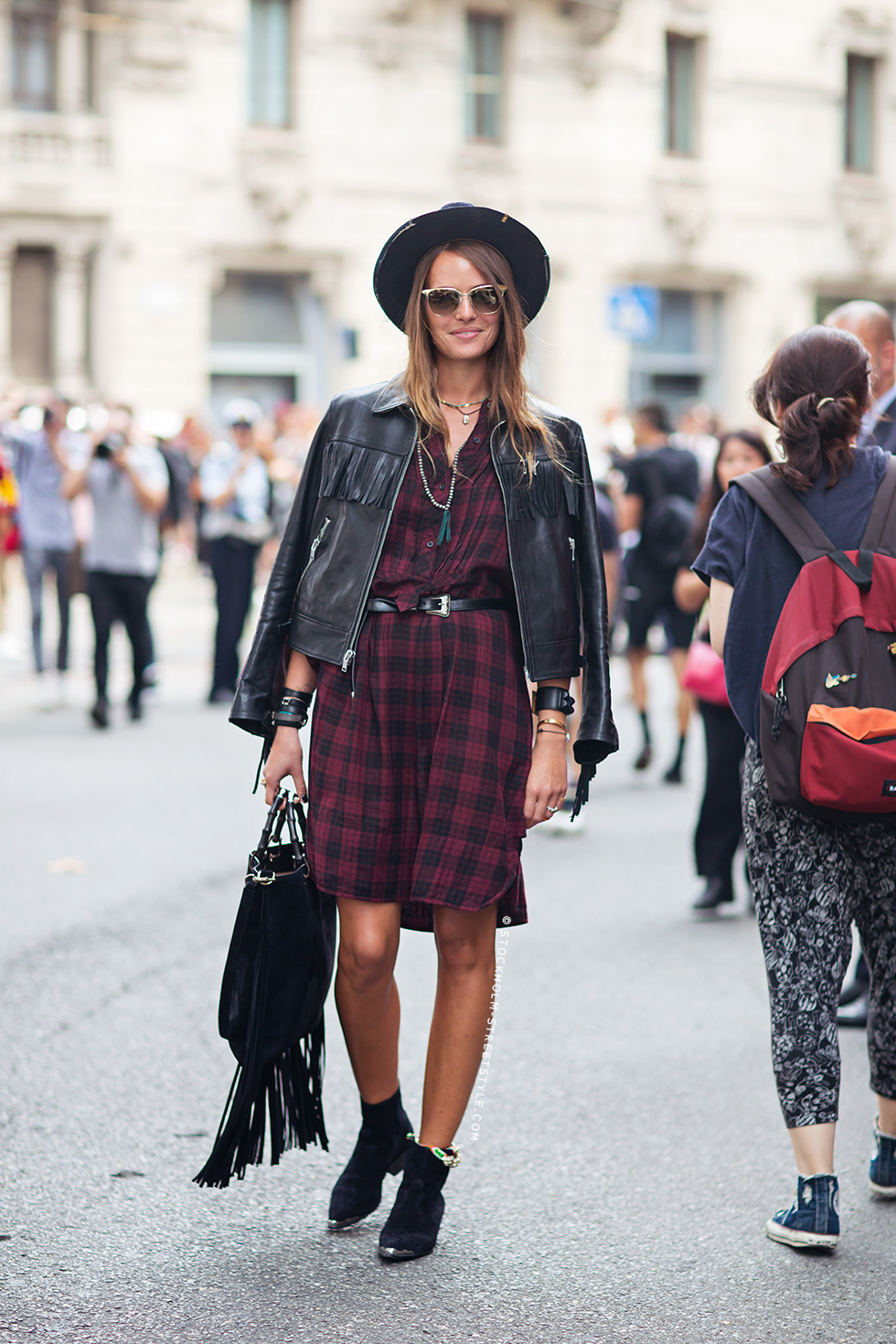 mar rojo 19 carlotta oddi stockholm streetstyle fedora tartan